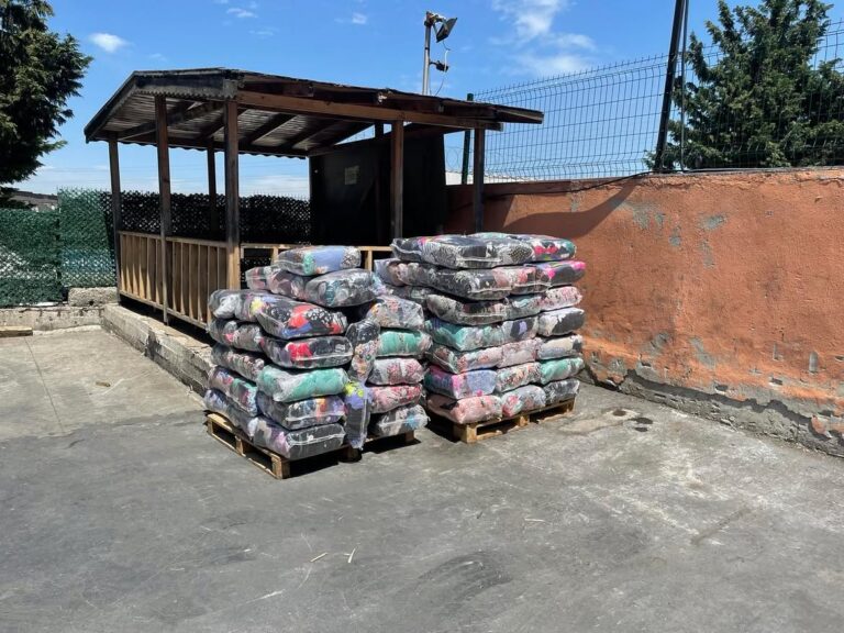 Sevkiyat için avluya çıkarılmış paletli parça bez balyaları