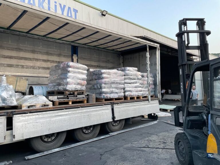 Forkliftle tıra yüklenen parça bez paletleri