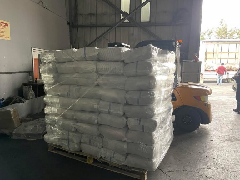 Forkliftle taşınan beyaz silgi bezi balyası paleti