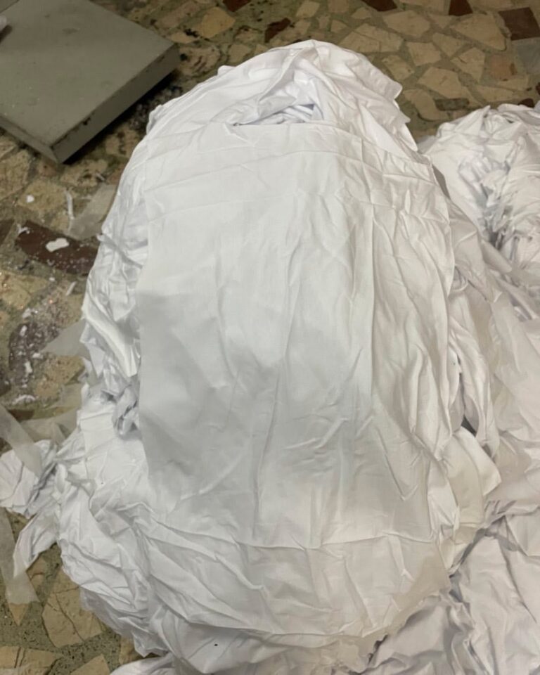 Ayrıştırılmış beyaz pamuklu silgi bezi yığını