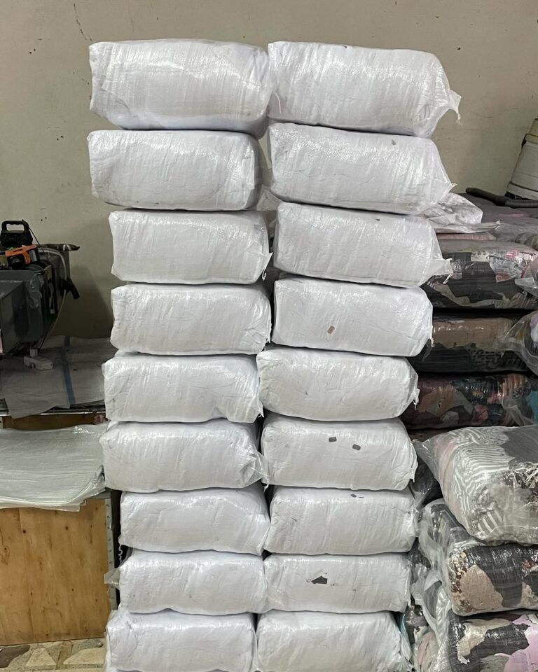 Depoda üst üste dizilmiş beyaz silgi bezi balyaları