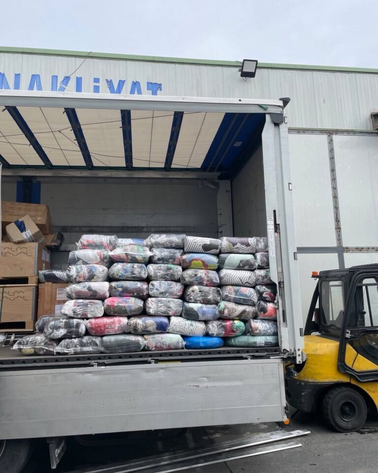 Nakliye aracına yüklenen renkli parça bez balyaları